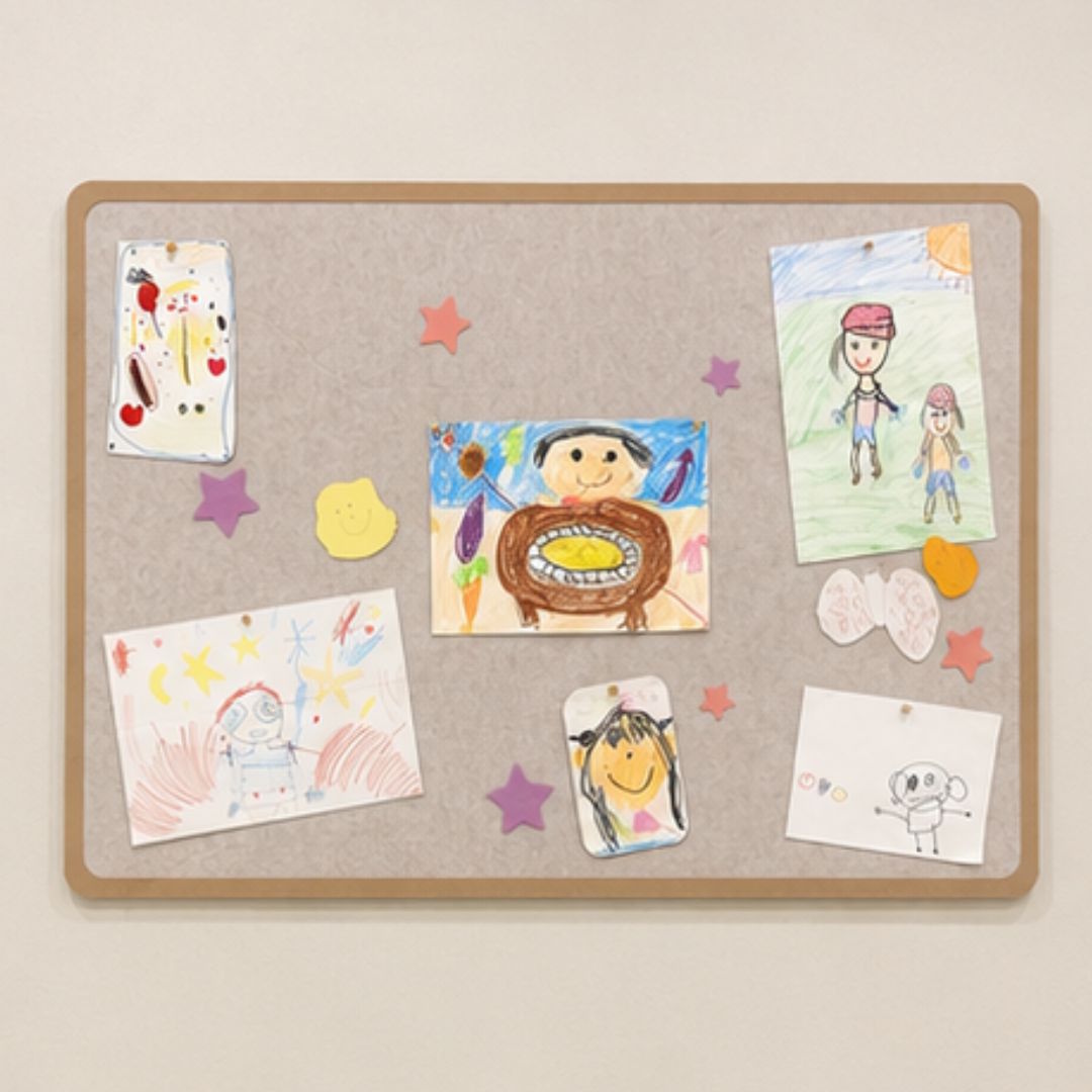 子どもたちの絵が飾られた掲示板