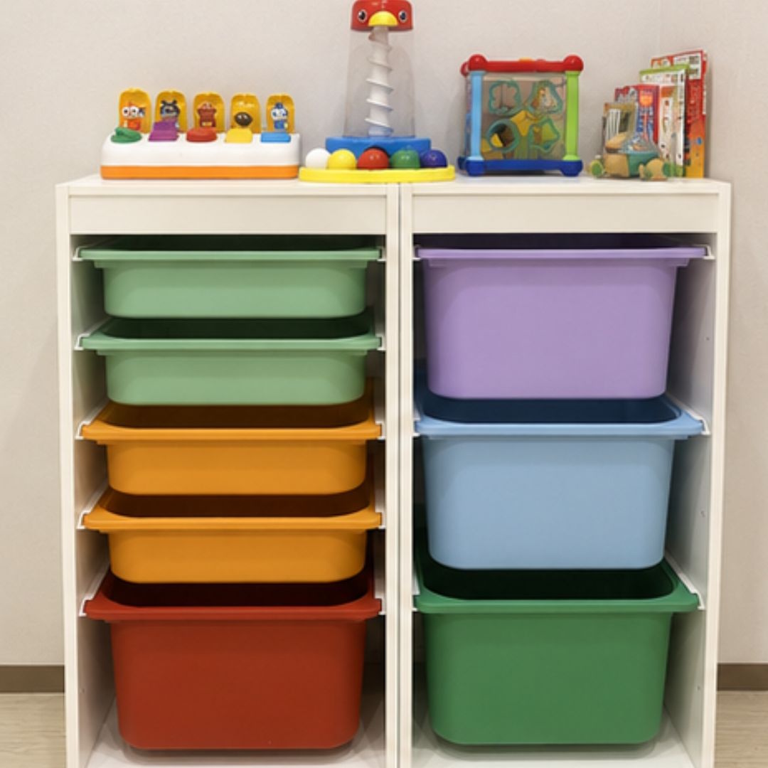 カラフルな収納ボックスとおもちゃ棚