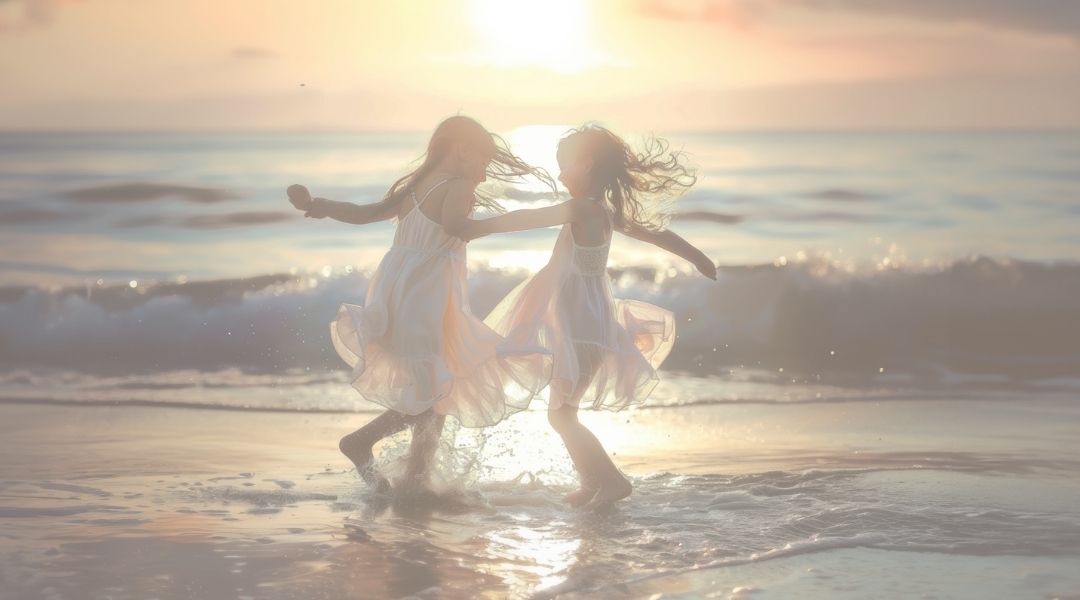 夕暮れの海辺で遊ぶふたりの女の子