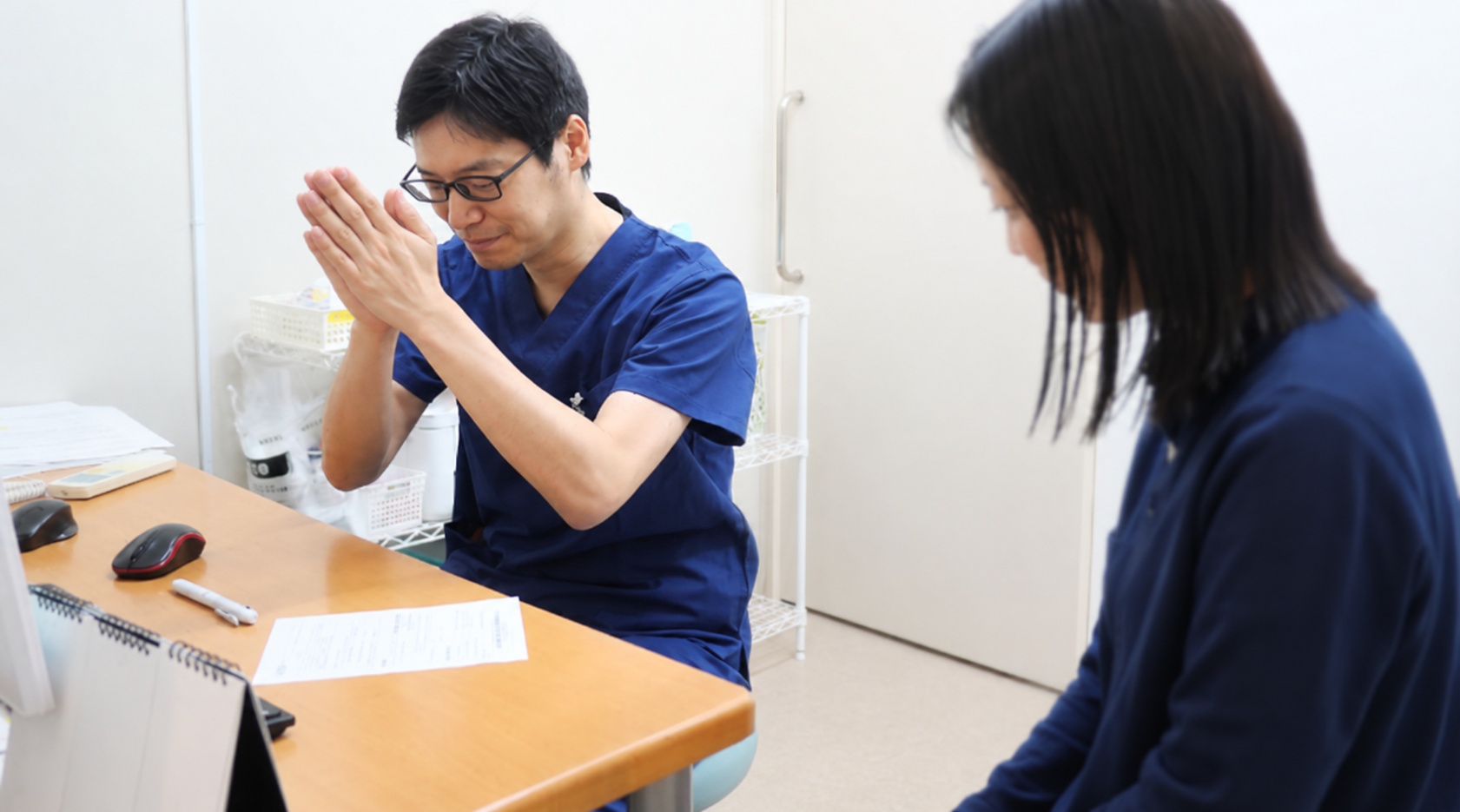 診察室で患者さんに説明する院長・佐藤善啓